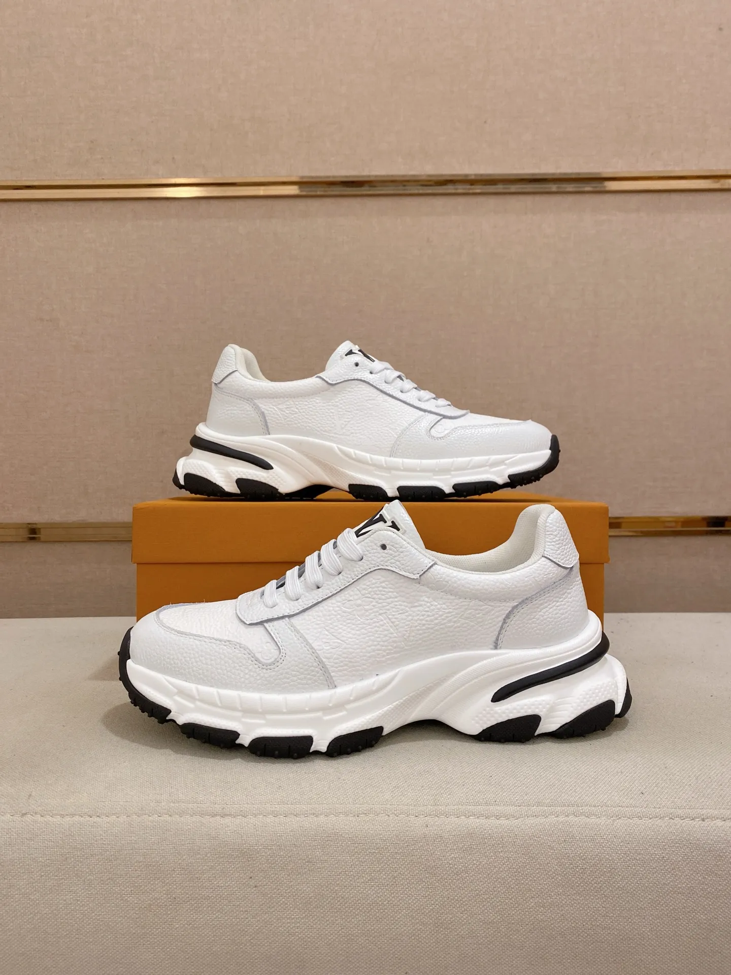 Men's shoes💰 442💰louis vuitton (Louis Vuitton/lv)🔍🔍The new counters are on sale at the same time. The uppers are imported from Italy. ⃣️Re-engraved🇮🇹💪💪, ⚠Sole: The original sole is specially provided by the original factory, the exclusive movable molded sole is super comfortable, ⚠Original and single goods 🔍high quality, you can enter and leave the counter at will, welcome to compare⚠. Code number: 38-44 (45/customized, non-refundable)